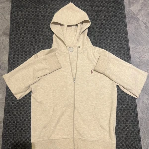 Polo Ralph Lauren zip hoodie beige - Säljer en stilren beige hoodie från Polo Ralph Lauren med dragkedja. Väldigt bra skick förutom väldigt lite nopprig i mitten, har används varsamt och tvättas varsamt/skriv gärna vid frågor