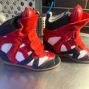 Isabel marant skor - Äkta bekett sneakers från Isabell marant!! Lädret på framsidan har gått av. Men resten är i bra skick. De är unika och är perfekta för att sticka ut i mängden!! Storlek 37. 