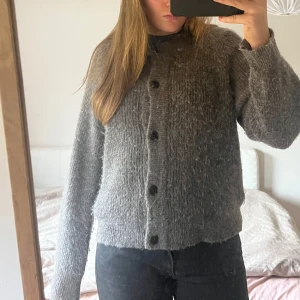 Stickad kofta - Stickad kofta från Selected femme. Lite nopprig, men ok skick. Köpt för 300kr på vinted. Storlek: S🩷 bara att skriva vid eventuell fråga!