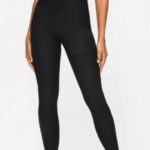 Svarta träningsbyxor - Svarta ribbade träningsbyxor med hög midja från stronger💕 använda ett fåtal gånger💕