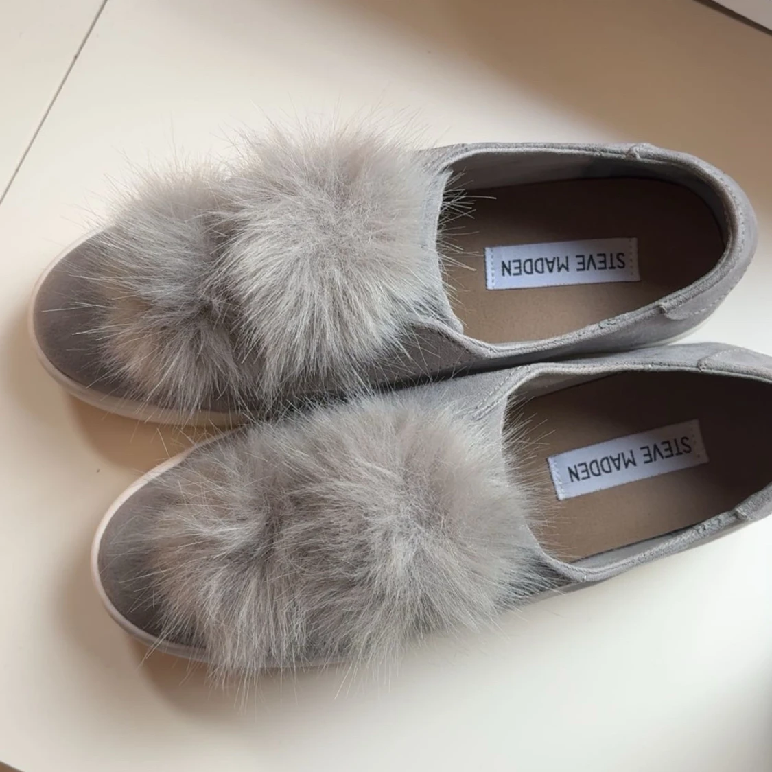 Grå sneakers med pälsdetalj från Steve Madden - 1