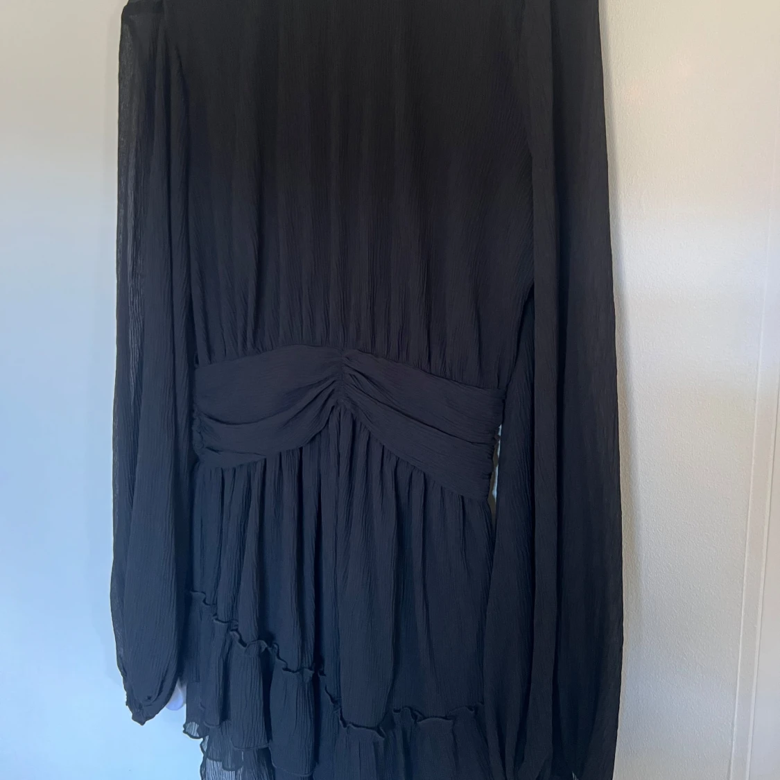 Svart klänning med volangdetaljer - 3