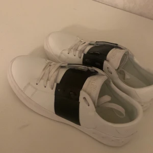 Valentino skor - Skorna har används två gånger och säljs pågrund av att de är för stora. Jag har ingen låda eller kvitto till dem, vilket är en anledning att jag säljer de för så billigt även om de är i bra skick. Nypris: 5000-7000kr. Om du har några frågor eller vill diskutera priset så är det bara att skriva till mig. Ej autentiska.