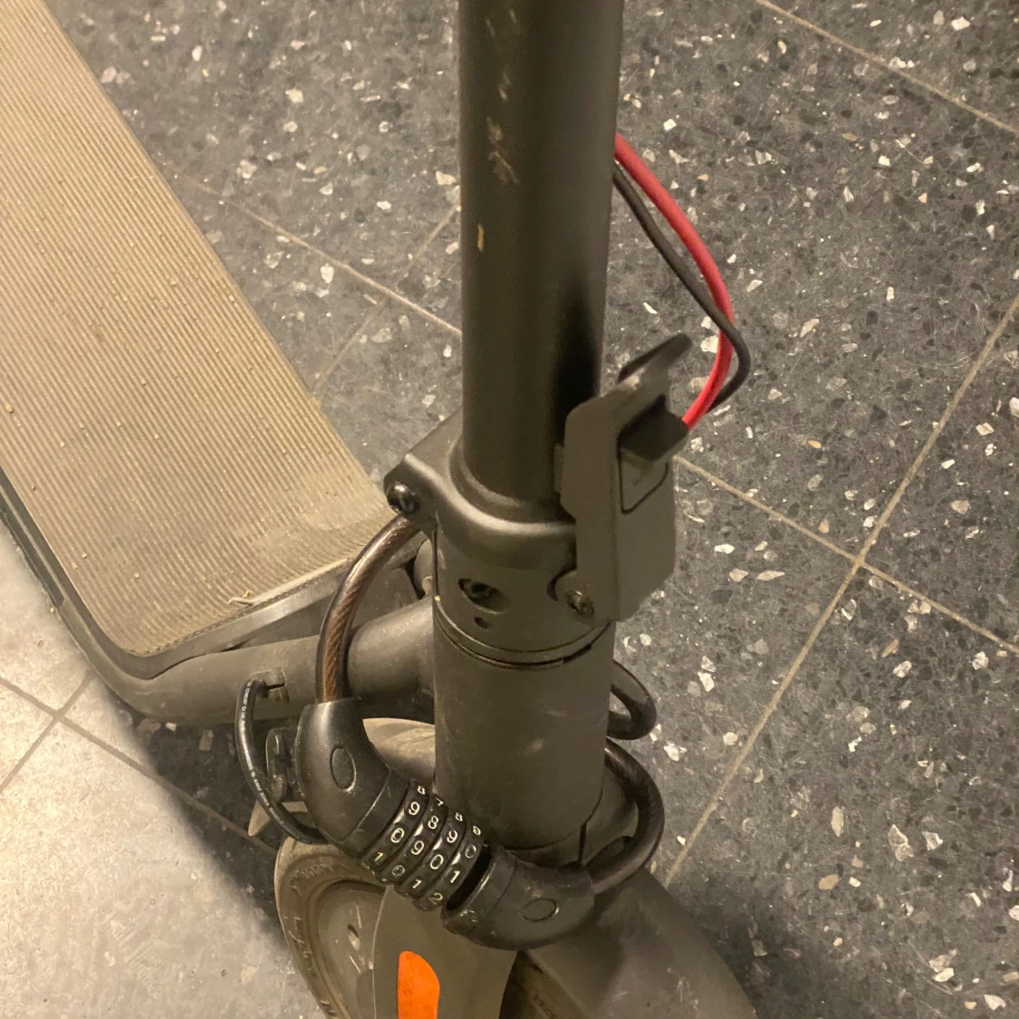 Grå elscooter med röd kabel åker i 60km ifall man trimmar  - 2