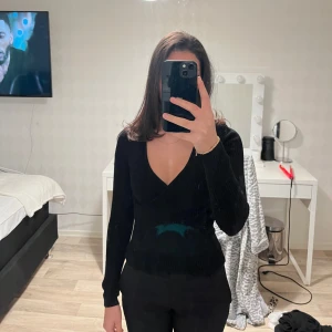 Svart ribbad tröja  - Säljer en stilren svart ribbad tröja. Tröjan har långa ärmar och en klassisk design som passar perfekt till olika outfits.