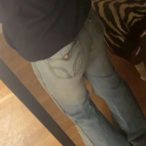 Ljusblå jeans från Venus Ross - Snygga ljusblå jeans från Venus Ross. Knappen sitter  löst men funkar bra!💗lite slitna längst ner. Kolla gärna på andra jeans jag säljer!!💗