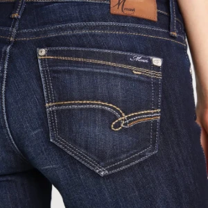 Mörkblå jeans från Mavi - Säljer mina jättesnygga mörkblå bootcut jeans från Mavi.  (lånade bilder skriv vid fler) Skriv vid intresse!!💞