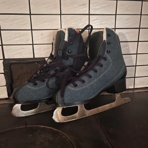 Blå konståknings skridskor - Storlek: 39, nyslipade använda 2 gånger