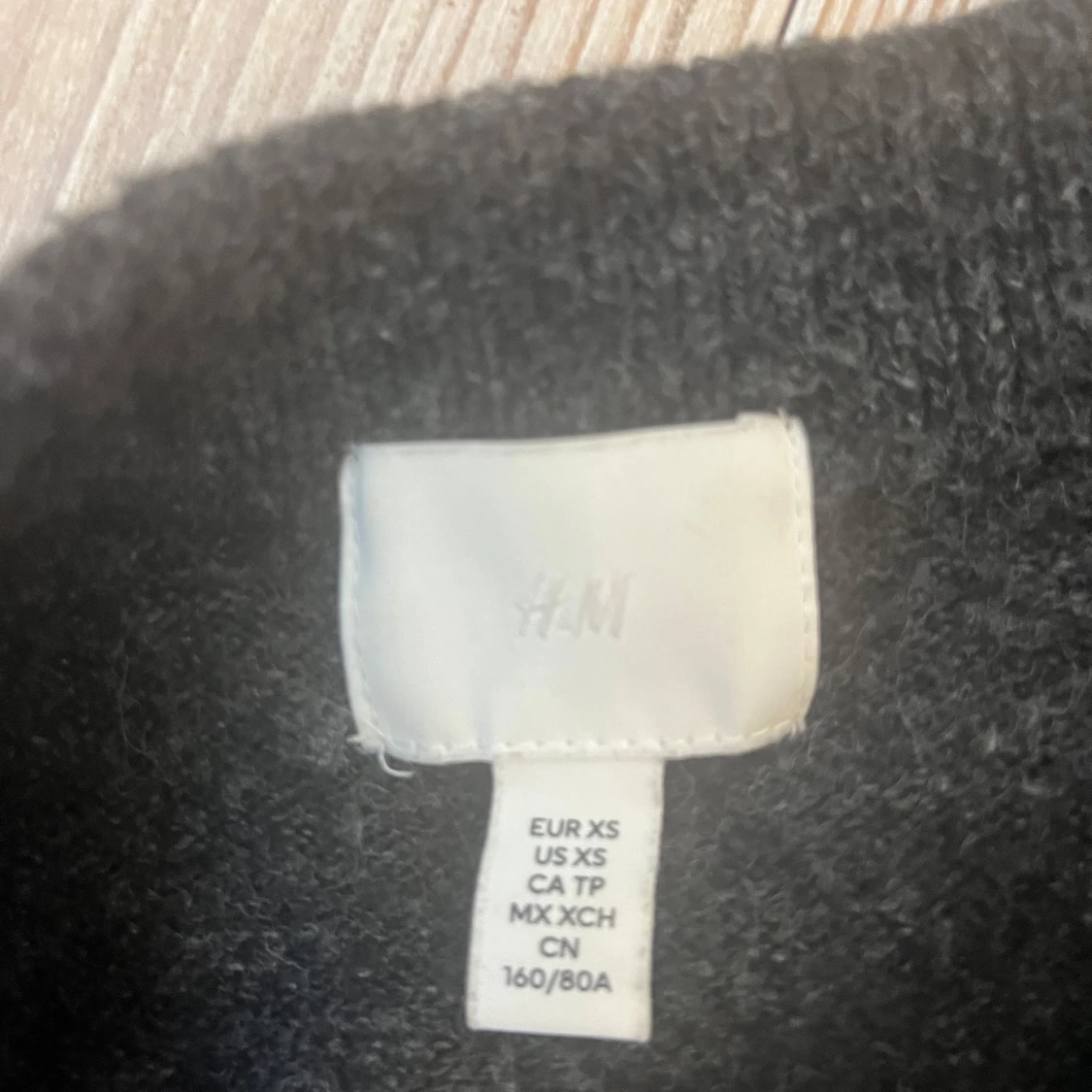 Mörkgrå tröja med pärlor från H&M - 2