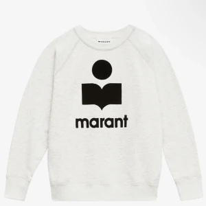Vit sweatshirt från Marant - Säljer en stilren vit sweatshirt från Marant med ett svart tryck på framsidan. Tröjan har långa ärmar och en klassisk rund halsringning. Perfekt för en avslappnad look. Andvänd få gånger💞💞