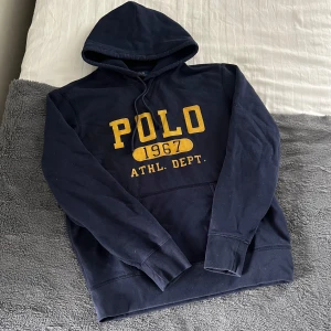 Ralph Lauren Hoodie - Säljer denna stilrena Ralph Lauren hoodie i storlek M. Hoodien är i mycket fint skick!