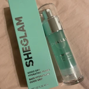 Sheglam Primer - Säljer en Sheglam Good Grip Hydrating Primer i en stilren flaska med pump. Denna primer är designad för att återfukta huden och ge en jämn bas för smink. Till kommer med originsala förpackning. 40% finns kvar. Inte mina bilder!!!