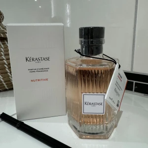 Kérastase Nutritive Parfum d'Ambiance - Elegant doft för hemmet från Kérastase, Nutritive Edition. Flaskan rymmer 195 ml och har en stilren design med svart kork. Perfekt för att skapa en lyxig atmosfär i ditt hem.