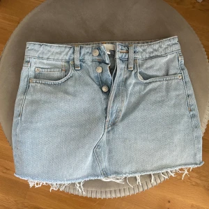 Kort jeanskjol - Säljer denna superfina jeanskjol i från hm, i storlek 36 men sitter mer som 32-34, så liten i storleken, aldrig använd, säljer då den är för liten för mig! Men superfin nu till sommaren🌸 (köparen står för frakten)