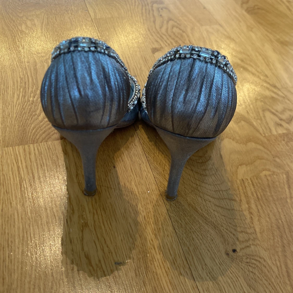 Silvriga pumps med kristaller - 1