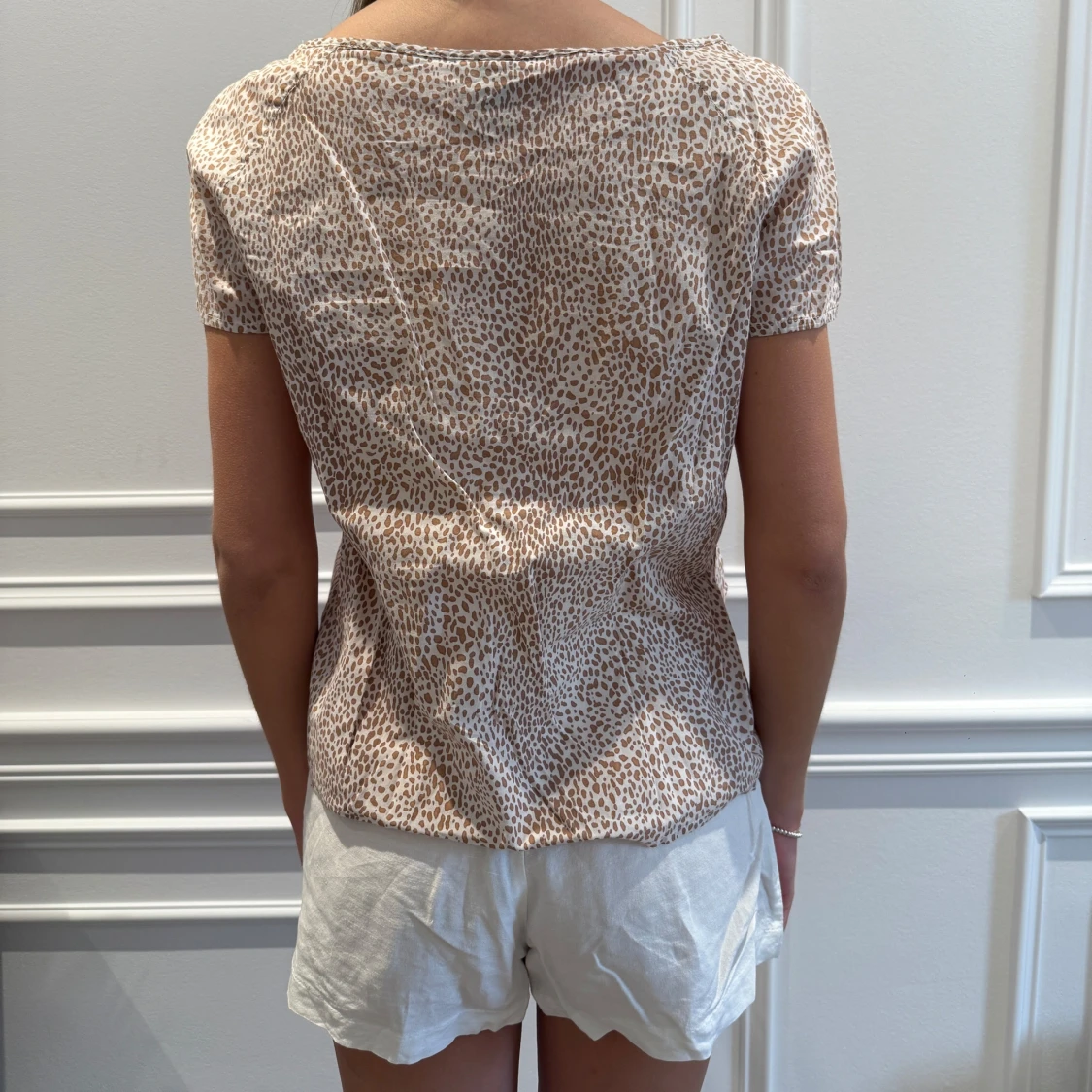 Beige blus med volangdetalj - 1