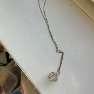 Kristall hållar halsband från kristallrummet - Snyggt silverfärgat halsband med ett hänge att ha kristaller i.Kedjan är cirka 50 centimeter,bra skick,knappt användt,köpt hos kristall rummet i Stockholm för typ 3 år sen