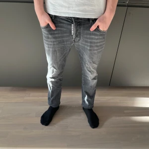 Dsquared2 jeans - Säljer ett par dsquared2 jeans i fint skick. Jeansen är i storlek 46 (Italiensk storlek) som motsvarar 31/32 ungefär. Skriv vid funderingar!