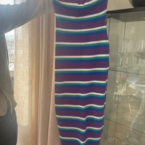 Adoore klänning  - Varan finns ej kvar på deras hemsida. En favorit klänning, tyvärr passar den inte längre.  Tvättlappen något missfärgad, vet inte hur men den är inte smutsig inuti (se sista bilden). Bilderna är tagen från min Vinted profil. 