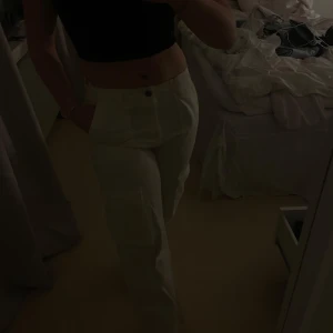 Vita cargo byxor  - Snygga vita midwaist cargo byxor med raka ben. Byxorna är i storlek S och är perfekta för våren. Använd ett fåtal gånger och är som i nyskick 