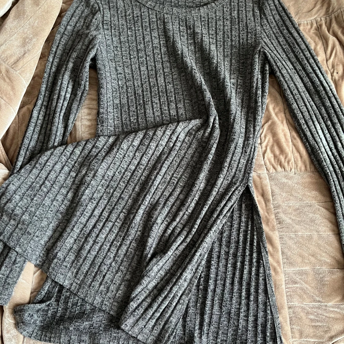 Grå tröja med slit på sidorna - 1