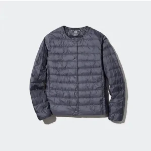 Grå dunjacka - Säljer en stilren grå dunjacka med långärmad design. Jackan har en quiltad look och är perfekt för kyligare dagar. Den är lätt och smidig att bära med sig.