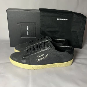 Saint Laurent skor - | Sjukt eftertraktade ysl skor som givetvis är äkta | Stl 41 | Dustbag och box ingår | finns en defekt på innersulan i ena skon men inget som syns eller som man tänker på, där av priset | Slitningarna är gjorda i fabrik | Skriv vid minsta fundering! |