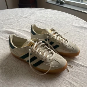 Adidas gazelle - Nästan oanvända adidas gazelle indoor. Köpta förra sommaren men bara använda 2-3 gånger😙