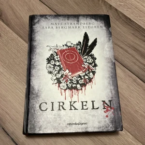 Cirkeln - Boken 'Cirkeln' av Mats Strandberg och Sara Bergmark Elfgren är en spännande roman.