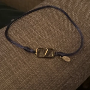 Valentino armband - Knuten gick av men går och knyta om därför är priset lågt allas säljer pga för stor hör av dig vid frågor 