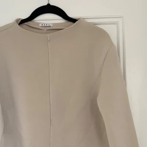 Beige tröja från Wera - Säljer en stilren beige tröja från Wera❣️