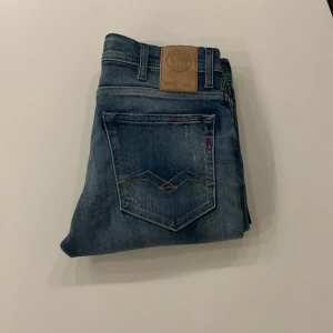 Replay jeans - Snygga blå jeans med en klassisk femficksdesign och en lätt tvättad look. De har en normal passform och är perfekta för en avslappnad stil. Byxorna har en knappgylf och bälteshällor.