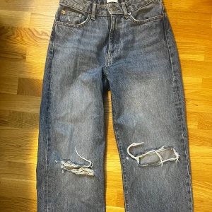Blå jeans - Fina blå jeans med hål i knäna från lager 157. Bra skick😊 Kom gärna med prisförslag❤️❤️