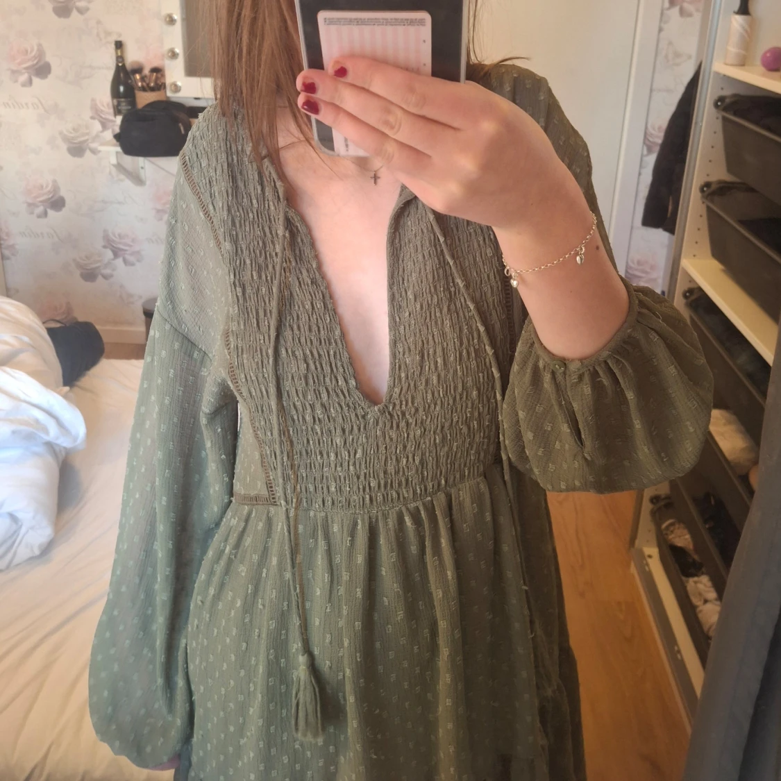 Grön klänning med volangdetaljer från Zara - 1