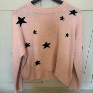 Rosa stickad tröja med stjärnor från Zeng & Chiafe - Säljer en söt rosa stickad kashmir tröja från Zadig & Voltaire med svarta stjärnor. Tröjan har en avslappnad passform och långa ärmar. Nypris ca 5000❤️❤️