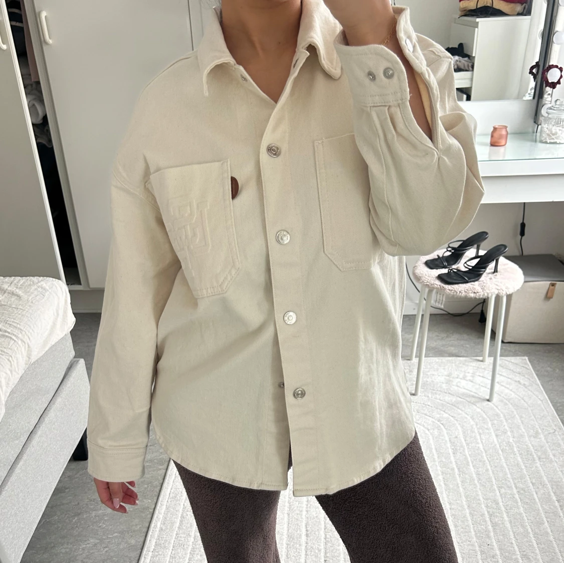 Beige overshirt med fickor