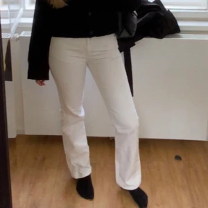 Vita byxor - Snygga vita byxor med en klassisk straight passform. Perfekta för en stilren look och kan enkelt matchas med olika toppar och skor. Byxorna är mid/low waisted och är använda ett par gånger, säljer på grund av att dom nu är för små. Storlek: waist 26, length 30. Skulle säga att det är som en storlek 34. Jag är 166cm. 