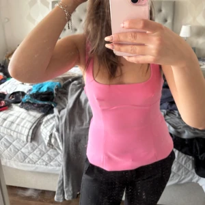 Rosa topp från Zara  - Säljer denna top med rosett i ryggen. Toppen har en tight passform och är perfekt för en festlig look. Helt oandvänd bara testad 