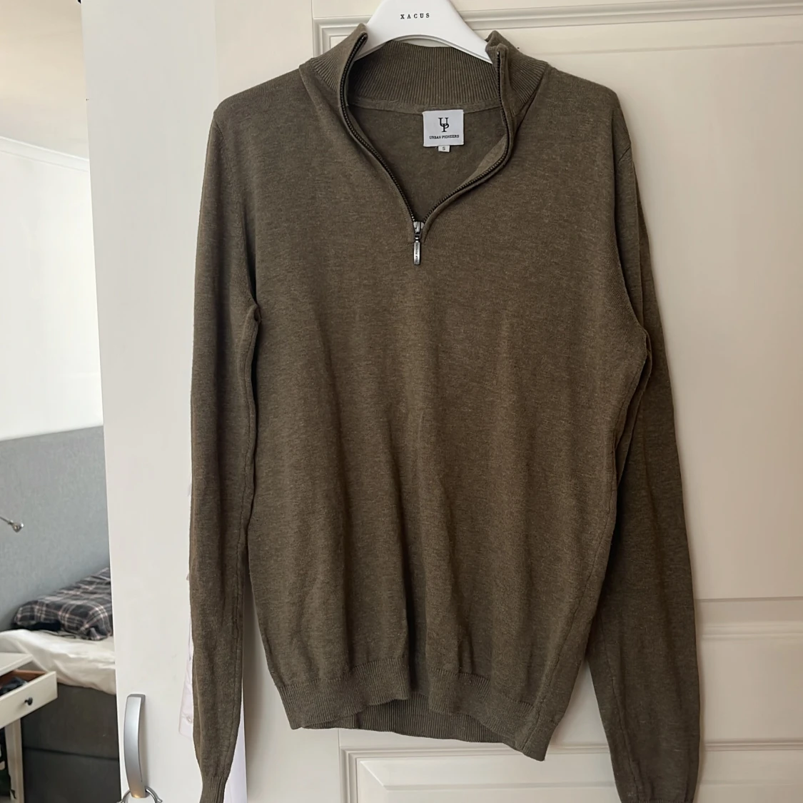 Olivgrön tröja från Urban Pioneers