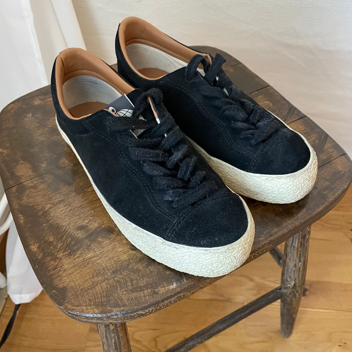 Svarta sneakers från Last Resort AB