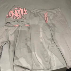 Syna World tracksuit - Bra skick en L som sitter som en M