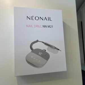 Elektrisk nagelfil från Néonail - Säljer en Néonail Nail Drill NN M21, perfekt för professionell nagelvård hemma. Setet inkluderar en elektrisk nagelfil med justerbar hastighet, flera sliphuvuden och en användarmanual. Designen är modern med en digital display för enkel användning. Använd en gång. Köpte för en månad sen. Hastigten är 35 000rpm och Ingår fyra bit + ett separat borttagnings bit som aldrig är använd och som inte kom med filen💕 köpte den för 1 045kr💕