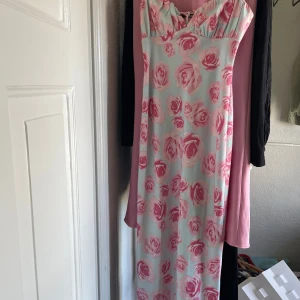 Blommig klänning från Gina Tricot - Super fin blommig klänning från Gina, storlek xs 