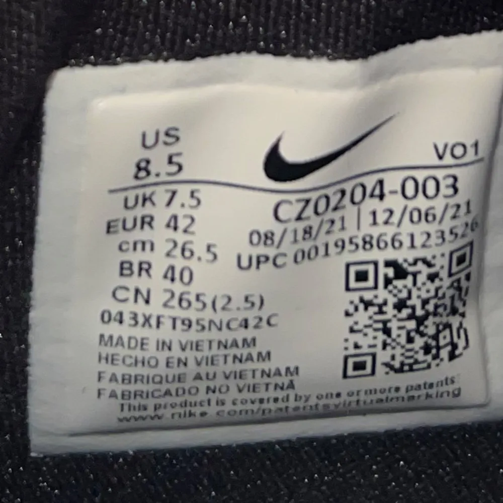 Kyrie Irving! Bra skick! Snygga Nike sneakers i svart och vitt med coola rosa och blå detaljer. Skorna har en unik design med snörning och Nike-logga på sidan. Perfekta för dig som vill ha en stilren men ändå iögonfallande look.. Kengät.
