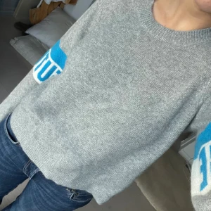 Grå stickad from future tröja  - Använd få gånger 💙 bilderna är lånade så kom privat för egna bilder!