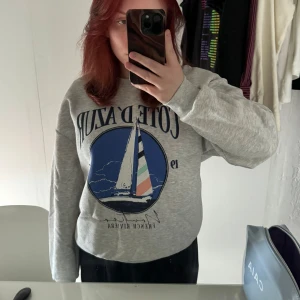 Sweatshirt - Sweatshirt med tryck från Gina tricot i storlek M