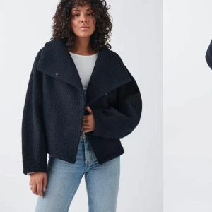 Mörkblå teddyjacka från Gina Tricot - Säljer min slutsålda mörkblåa teddyjacka från gina, Jackan har en oversized passform med långa ärmar och en stilren design, den ser som ny ut💝💝
