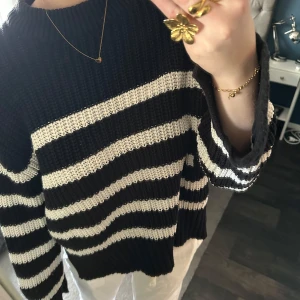 Stickat tröja  - Randig tröja från Gina Tricot i strl XS, men oversized🩷 Använd men bra skick 