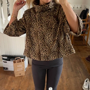 LEOPARD KAPPA - säljer snygg leopardkappan med hög krage och korta ärmar, älskar denna så snygg och perfekt ❤️lånat bilder från när jag köpte den!