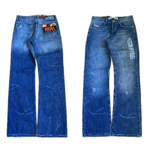 Blå jeans från Diesel - Snygga blå jeans från Diesel med broderad logga på benet. De har en klassisk femficksdesign och en bekväm passform. Perfekta för en flared stil. Waist 40 och midja 106